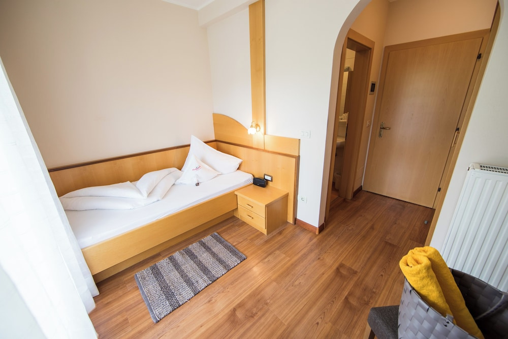 Standard Single room with balcony and with mountain view
