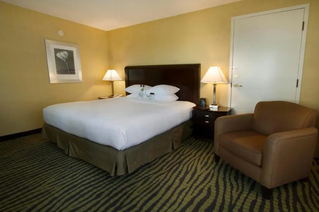 Lakeside Orange County Airport Hotel - Chambres