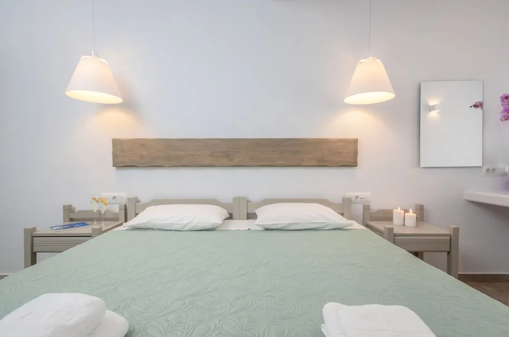 Deluxe Double room (full double bed)