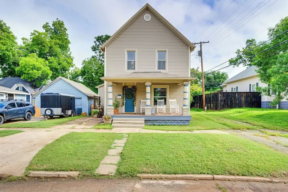 Walk to Downtown: Historic Guthrie Home on Mansur