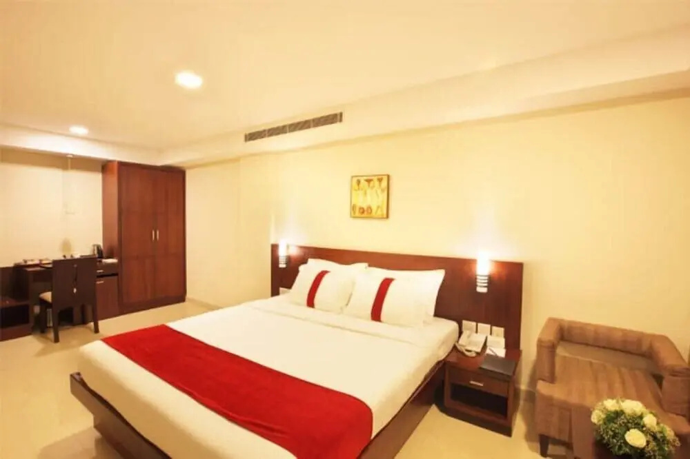 Deluxe Double room with city view (full double bed)
