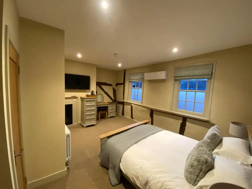 Deluxe Double room (full double bed)