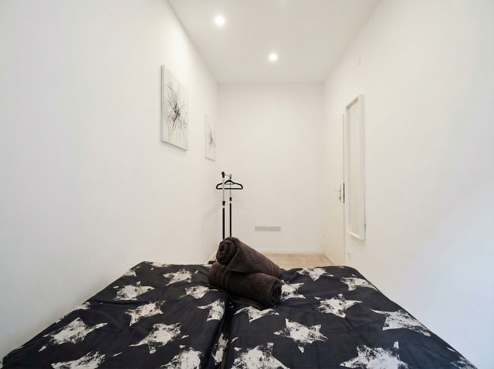 Cozy 2BR and Living Room Apt for 6