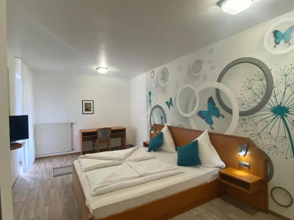 Standard Double room with balcony (full double bed)