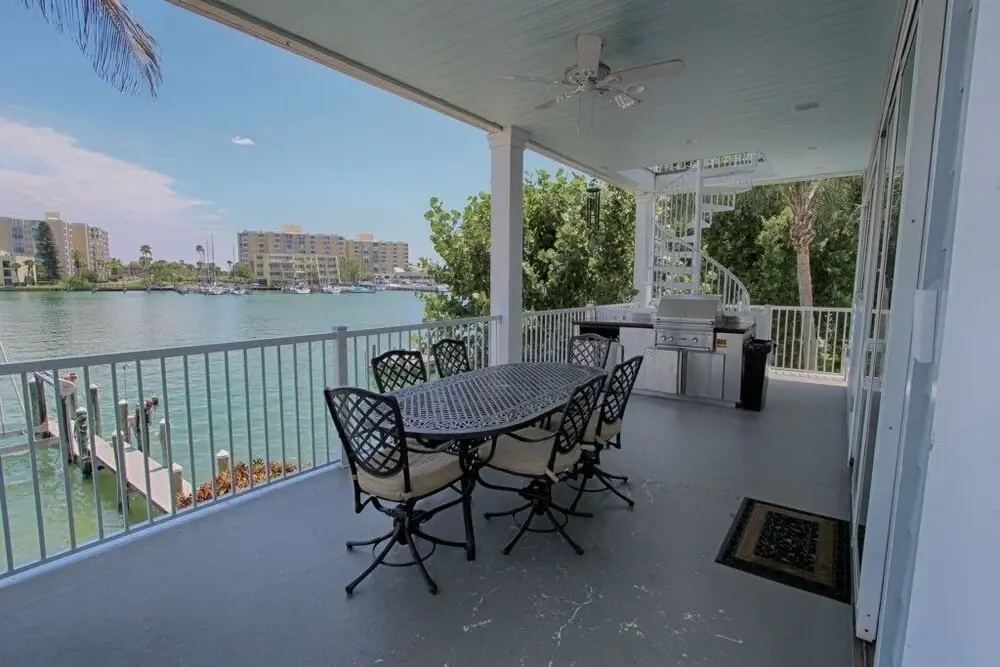Beachcomber's Luxury - 5 Br home by RedAwning