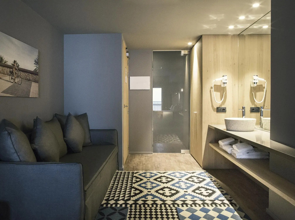 Yurbban Trafalgar Hotel picture