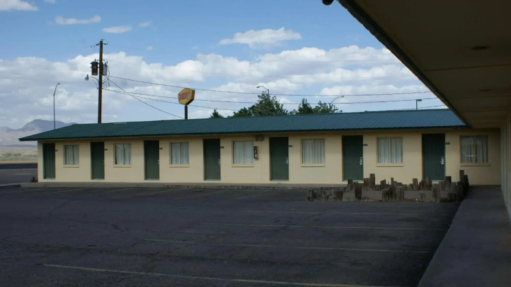 Hwy. Express Inn & Suites