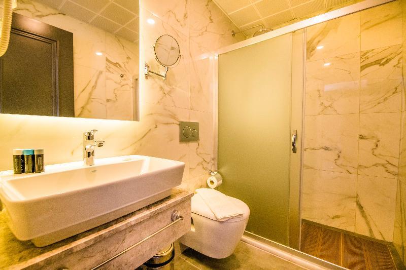 Двухместный номер Standard с балконом двуспальная кровать в Kas Pier Hotel