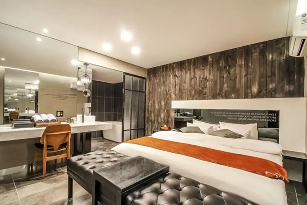 Deluxe Double room (full double bed)