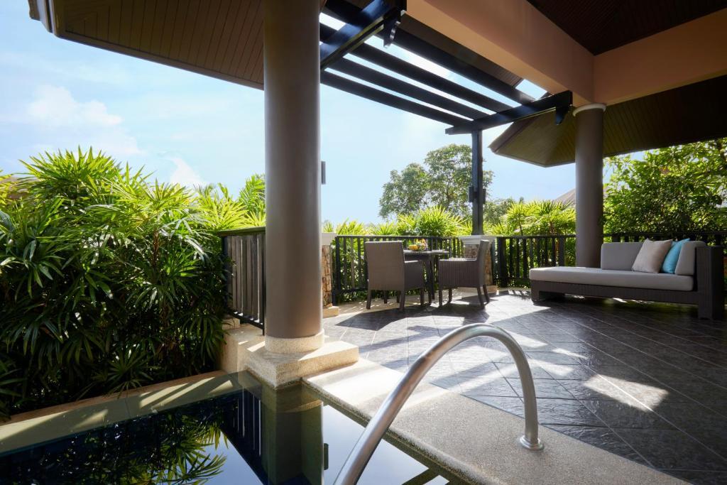 Двухместная Вилла с бассейном с видом на сад двуспальная кровать в Pullman Phuket Panwa Beach Resort