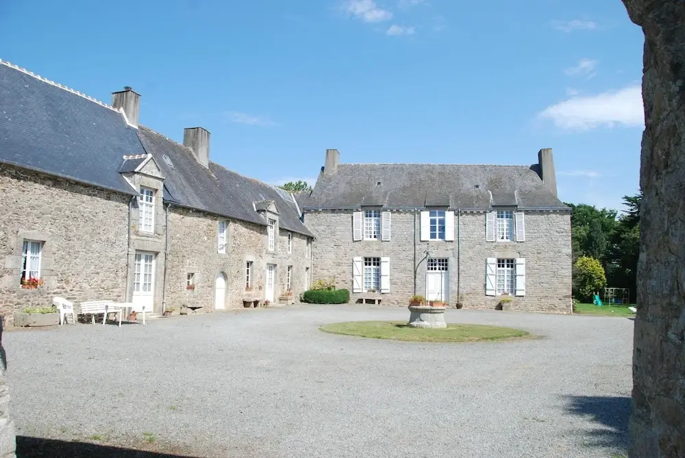 House With 2 Bedrooms in Jugon-les-lacs, With Furnished Garden and Wif