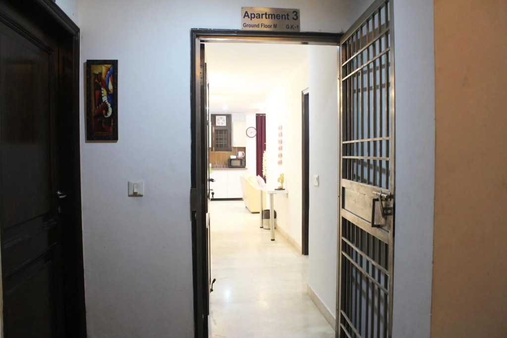 Luxurious modern 2BHK prime location Delhi (13)