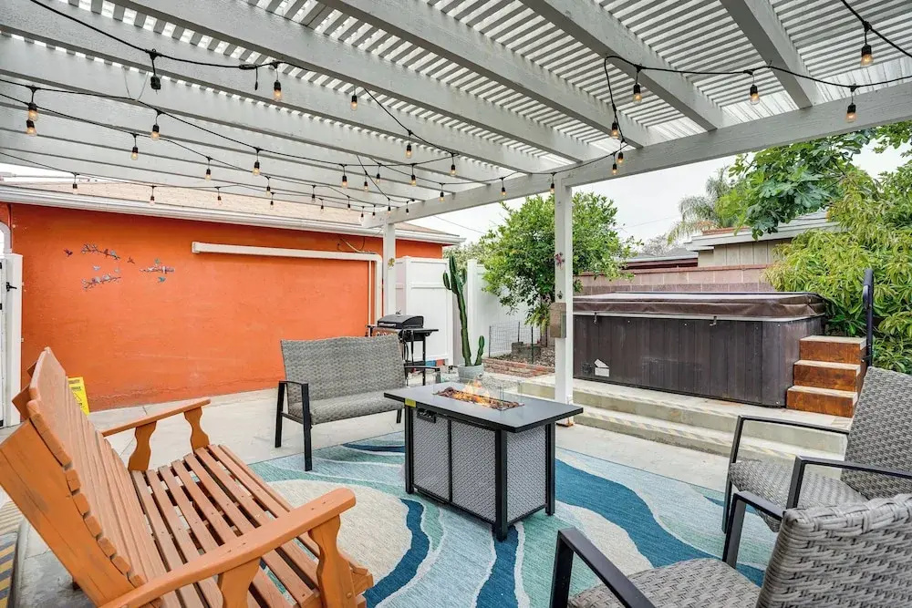 2 Mi to Cal State Long Beach: Bungalow w/ Hot Tub!
