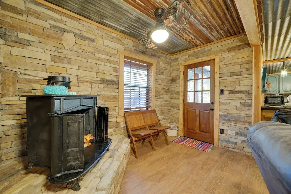 Private Hot Tub & Deck! Broken Bow Group Getaway