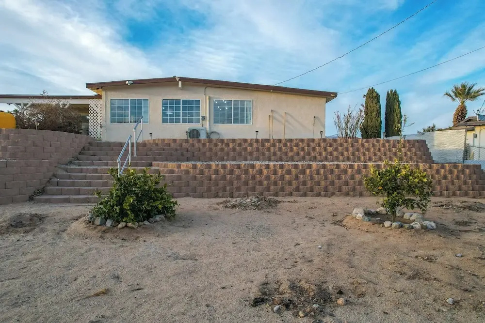 6 Mi to Joshua Tree: Home w/ Outdoor Oasis & View!