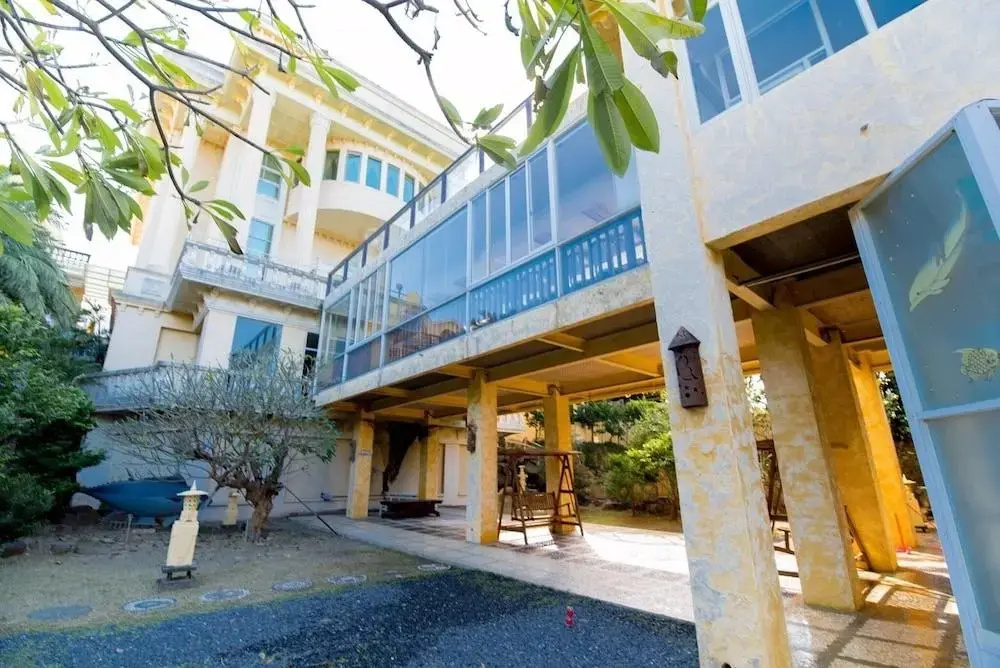 Whales Mountain & Seaview Resort