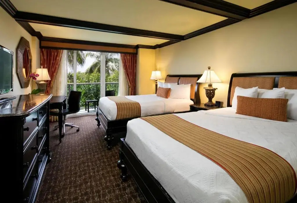 Standard Quadruple room with partial ocean view