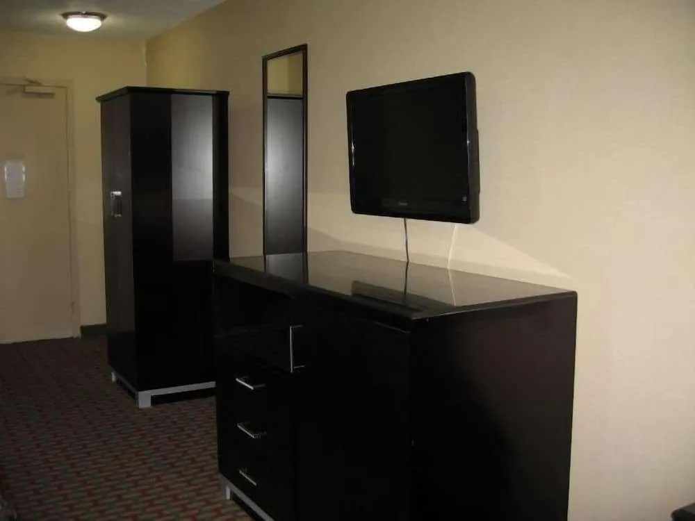 Townhouse Inn & Suites — фото