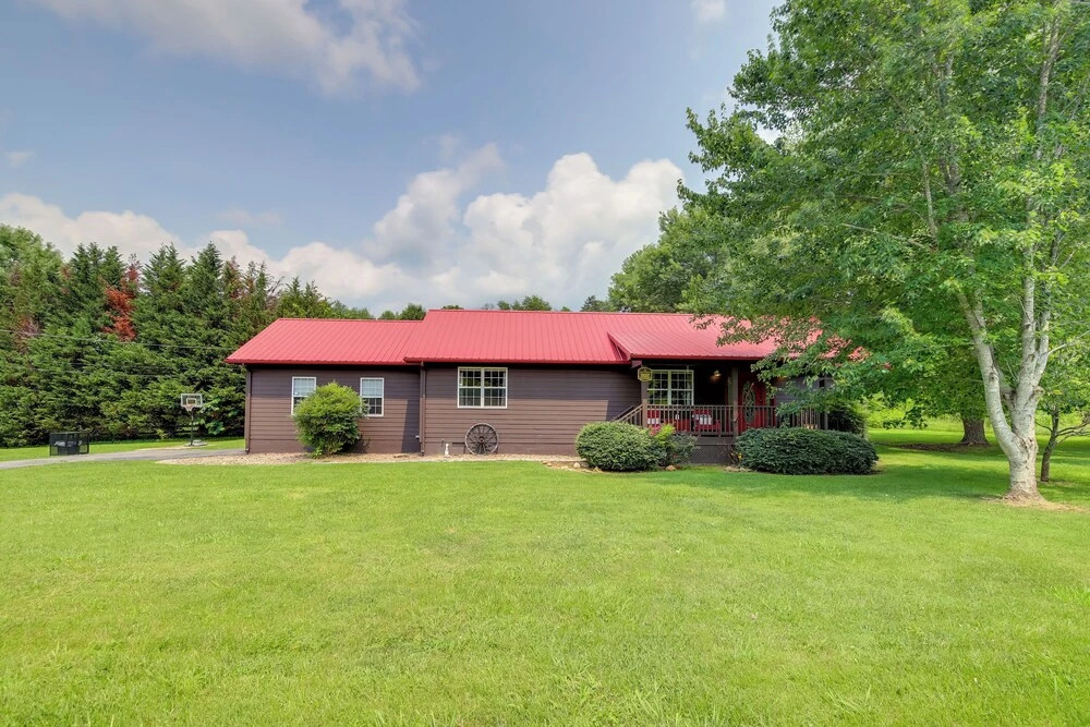 Expansive Smoky Mtn Retreat w/ Main & Guest Cabins