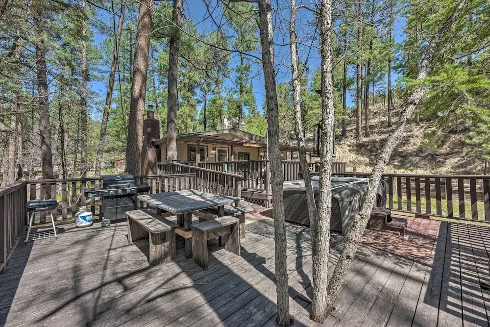 Tranquil Cabin w/ Stream & Deck Near Dtwn Ruidoso!