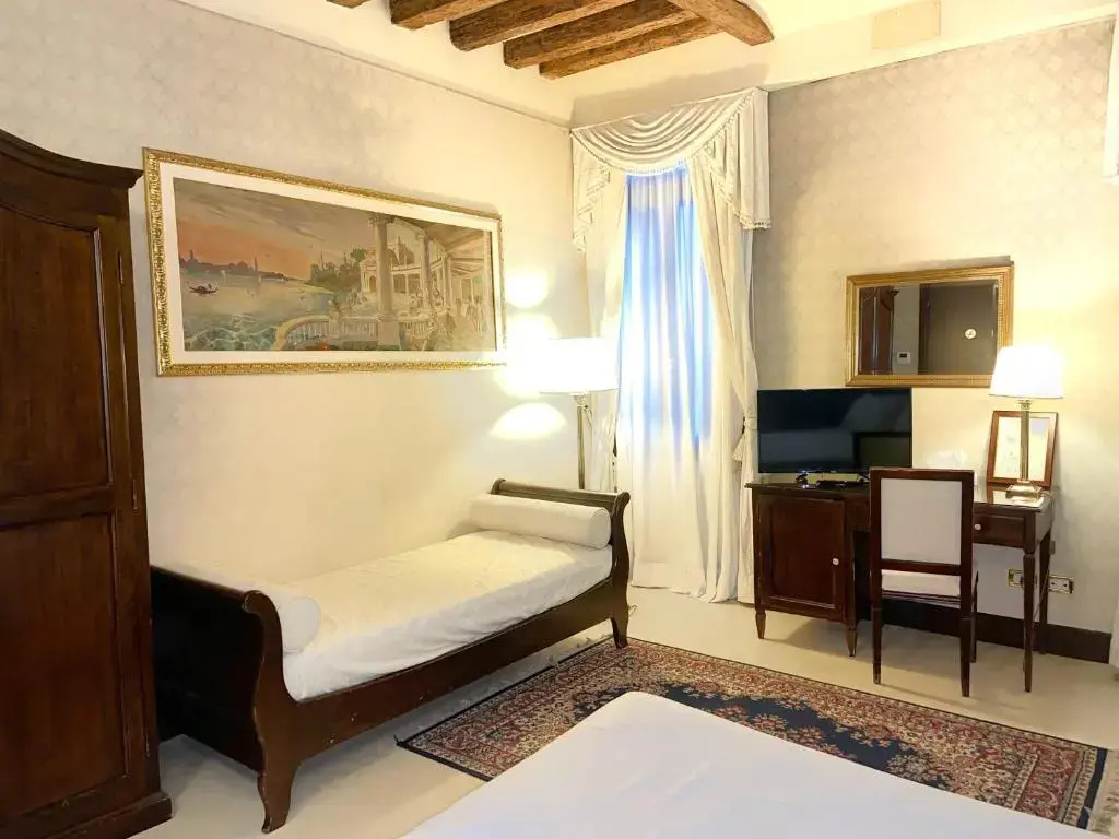 Classic Double room (full double bed)