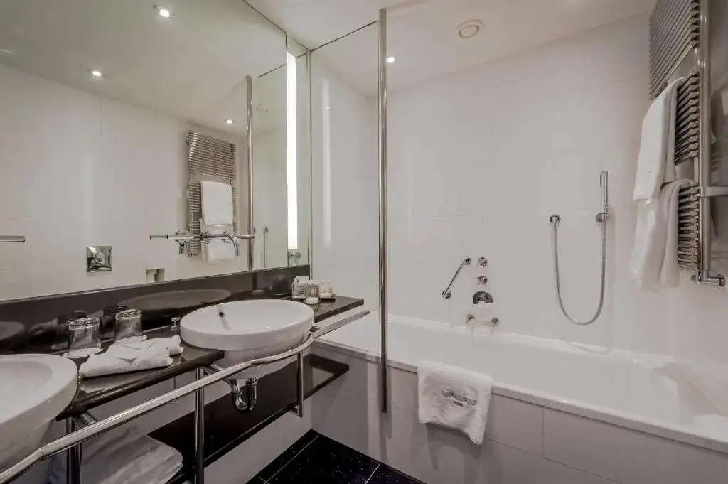 Ambassade Hotel - Chambres