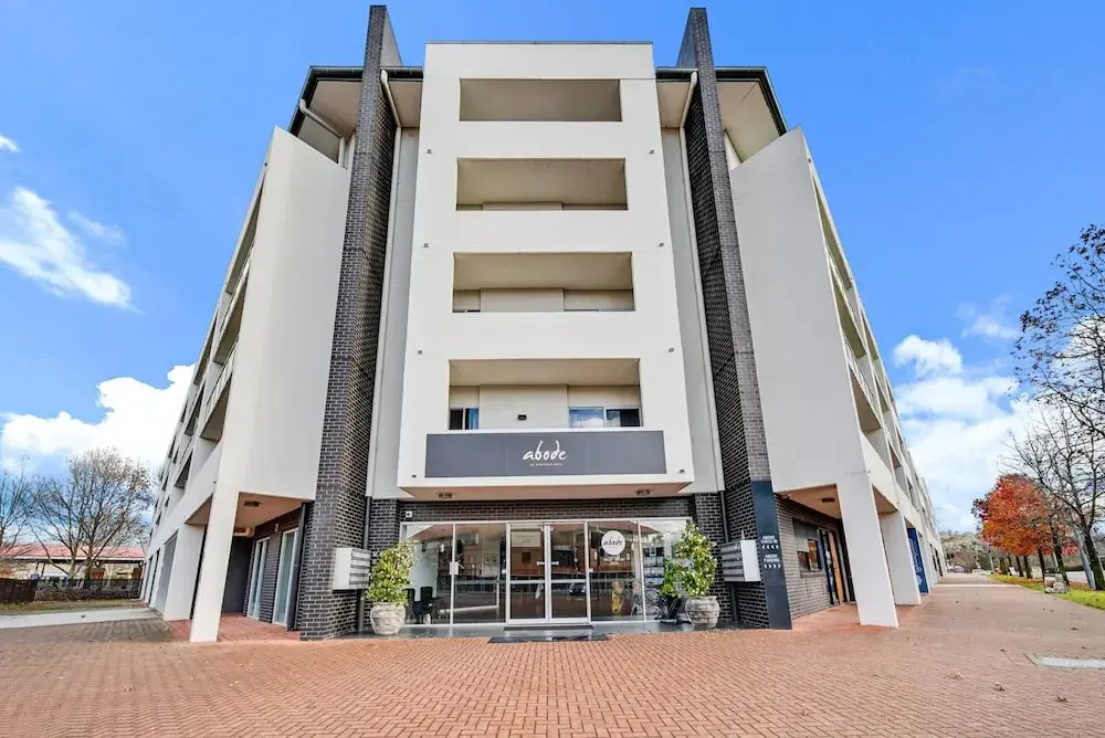 Lakeside 1-bed With A/c, Parking & Balcony