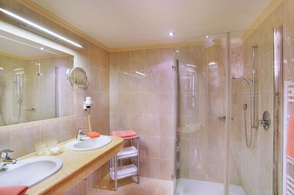 豪華雙人房，設有露台及大床