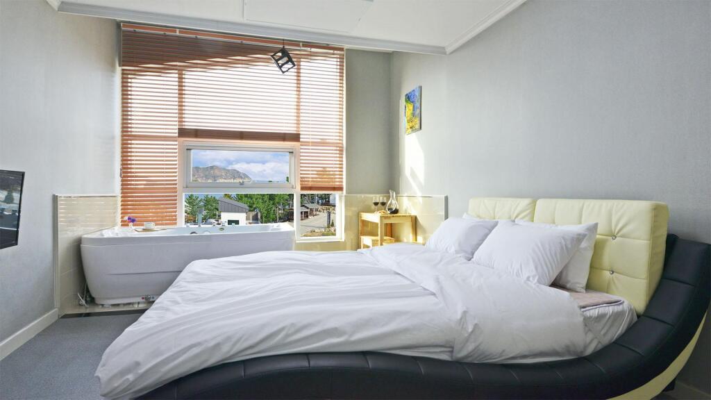 Отель Janghohang J Story Spa Pension в Кынток-мён