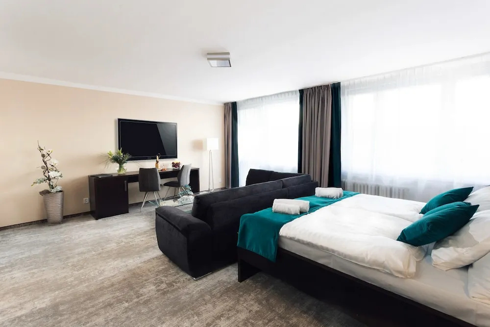 Deluxe Double room (full double bed)
