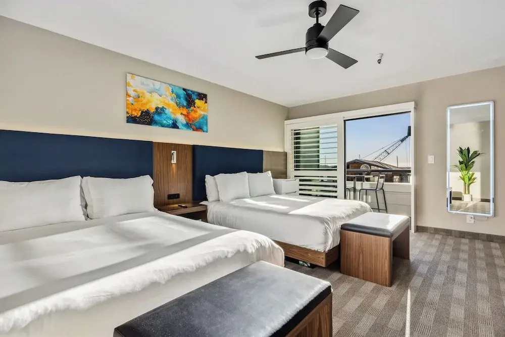 Deluxe Quadruple room with partial ocean view