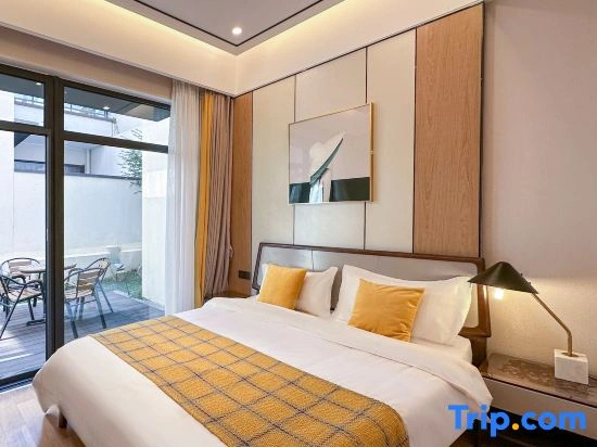 Suite with lake view