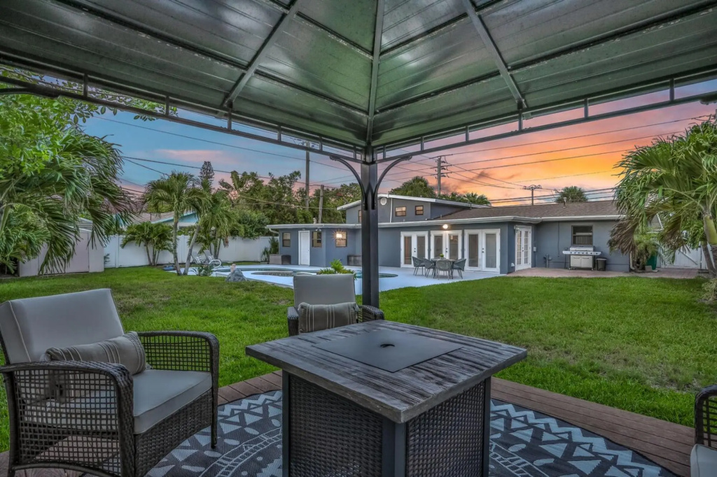 Kiss the Wave - Spacious 4BR/3BA, w/pool/hot tub