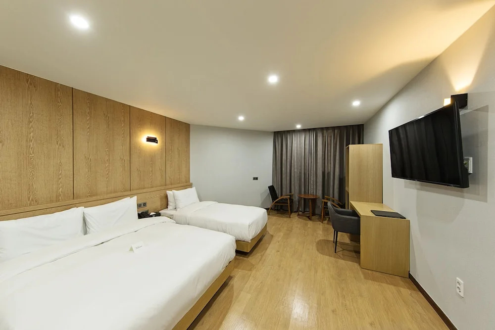 Double Suite with city view (twin beds)