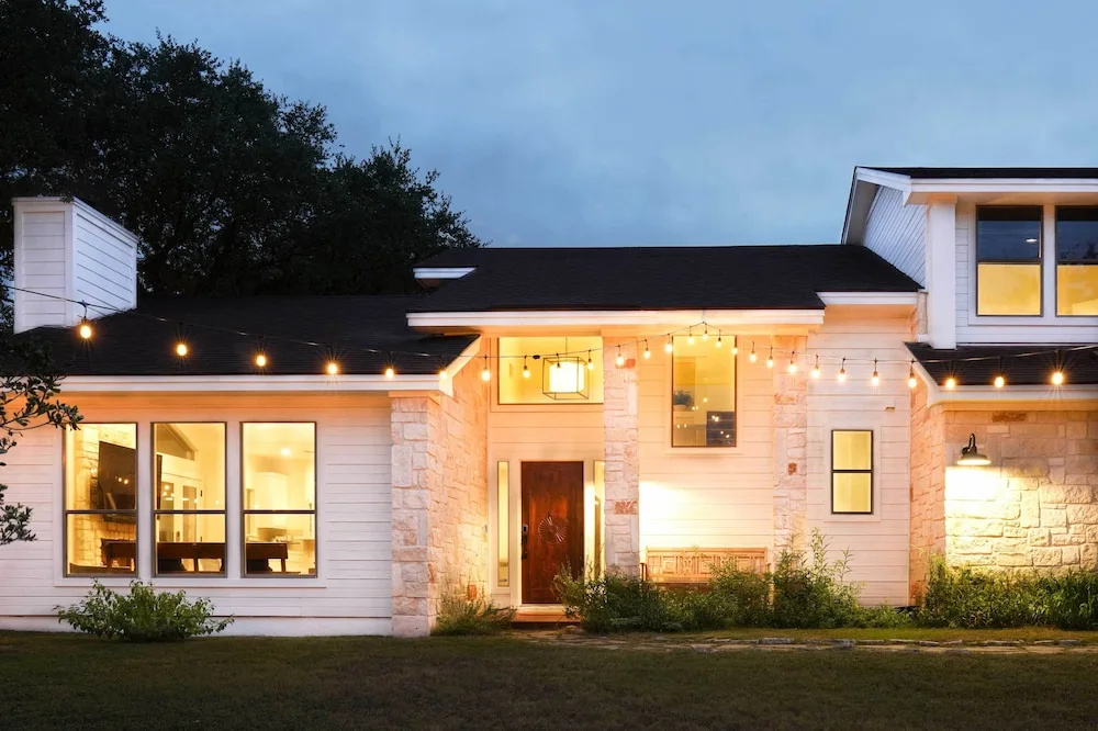 Shaded Getaway w/ BBQ & Fire Pit in Austin!