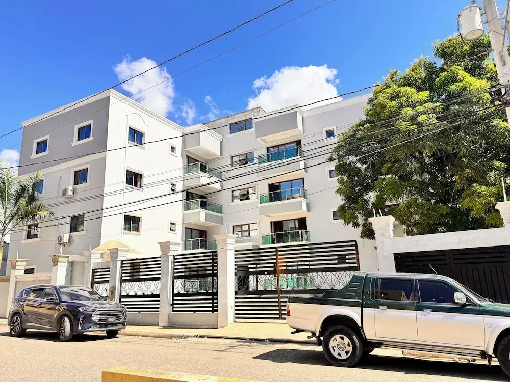 NEW 8apts Enjoy Huge 4 Bedrs