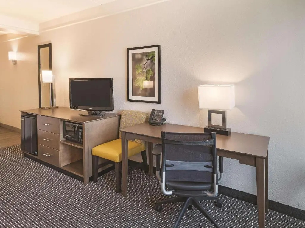 La Quinta Inn & Suites by Wyndham Arlington North 6 Flags Dr - Chambres