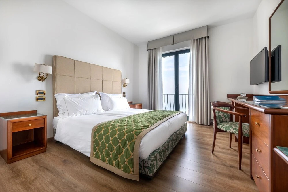 Standard Lake View Double room with balcony (full double bed)