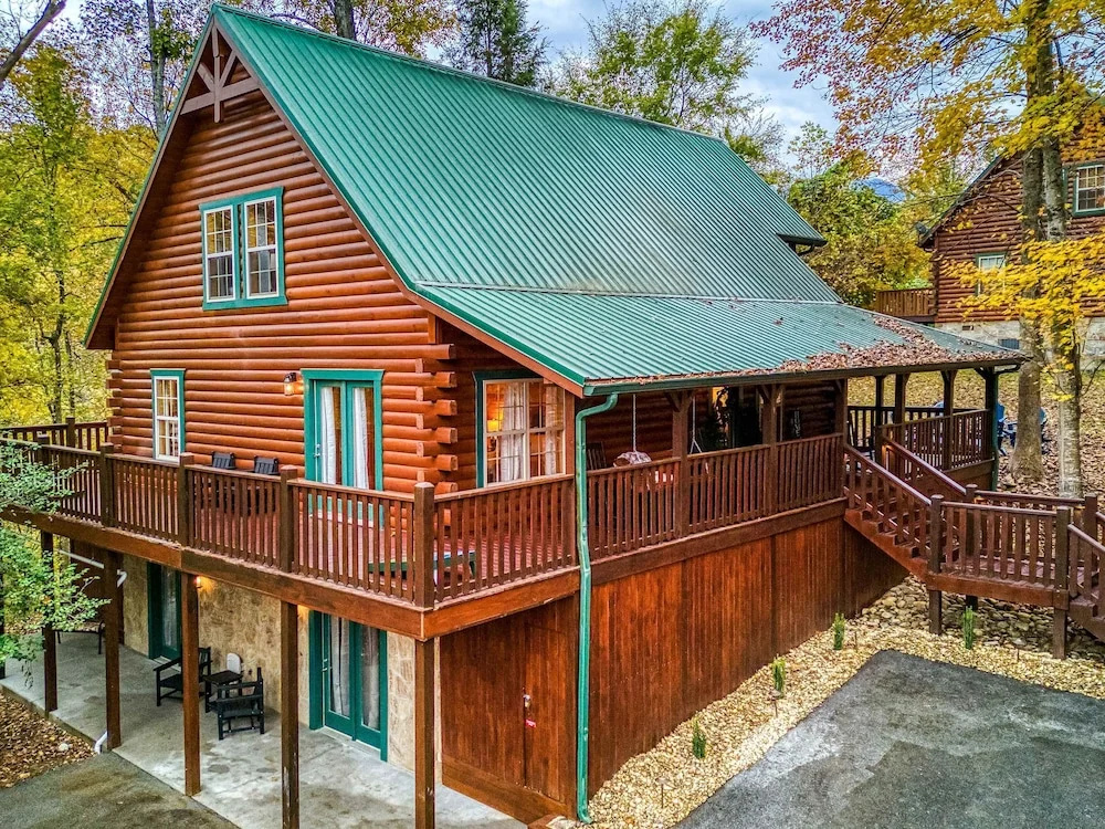 Gatlinburg Getaway - Private Theater Hot Tub