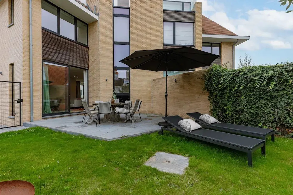 Villa for 8 Guests Steps From the Beach