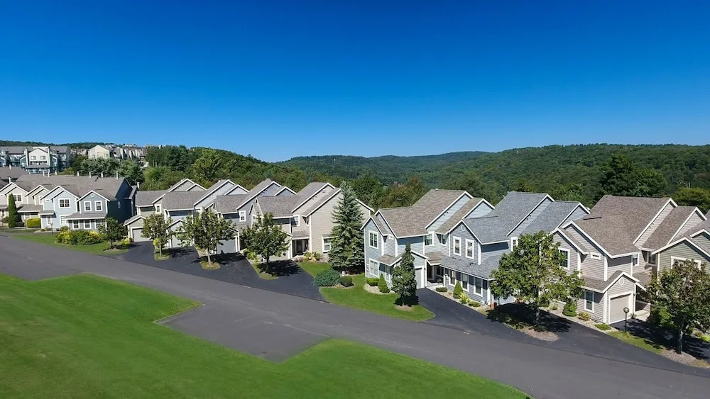 Seven Springs 4 BR Premium Condo, Sleeps 9 by RedAwning