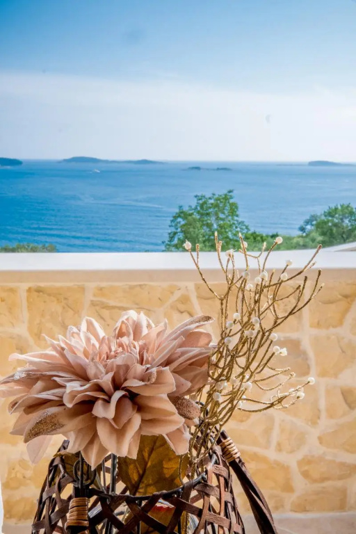 Apartment with balcony and with sea view