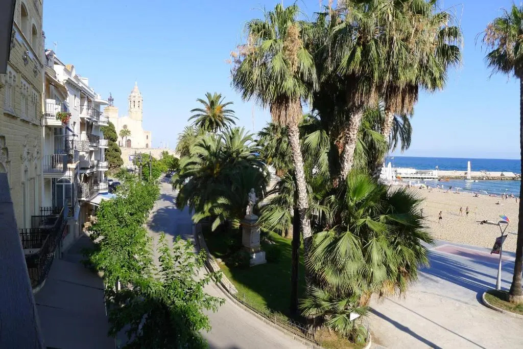 Newly Renovated Beachfront Apartment Ideally Located in Penelope