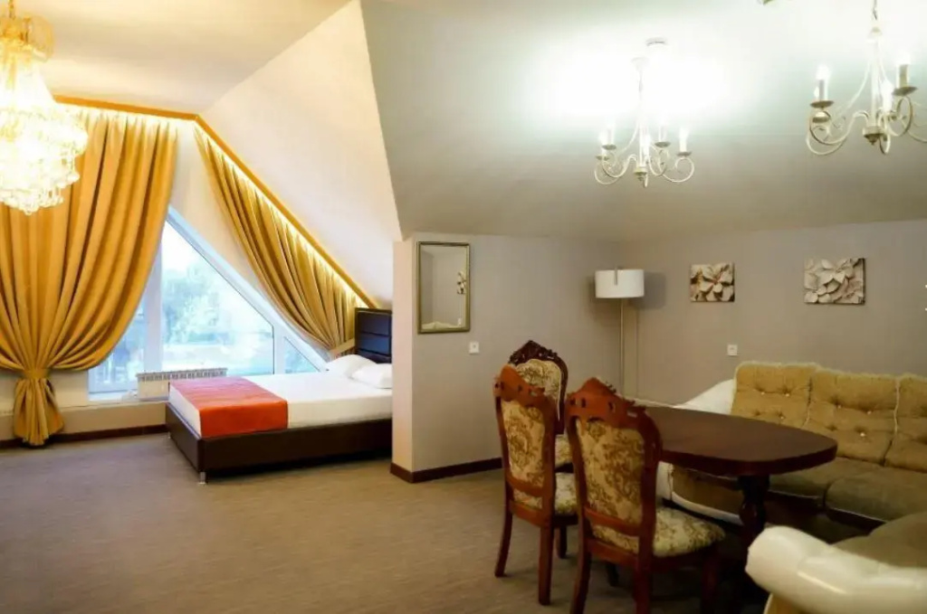 Business Double Suite (full double bed)