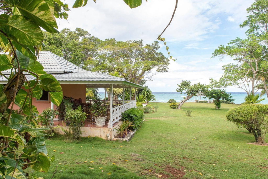 4 BR Oceanfront Family Villa - Ocho Rios