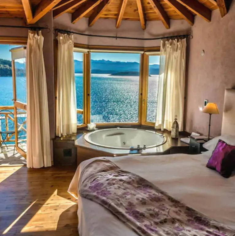 Suite with balcony and with lake view