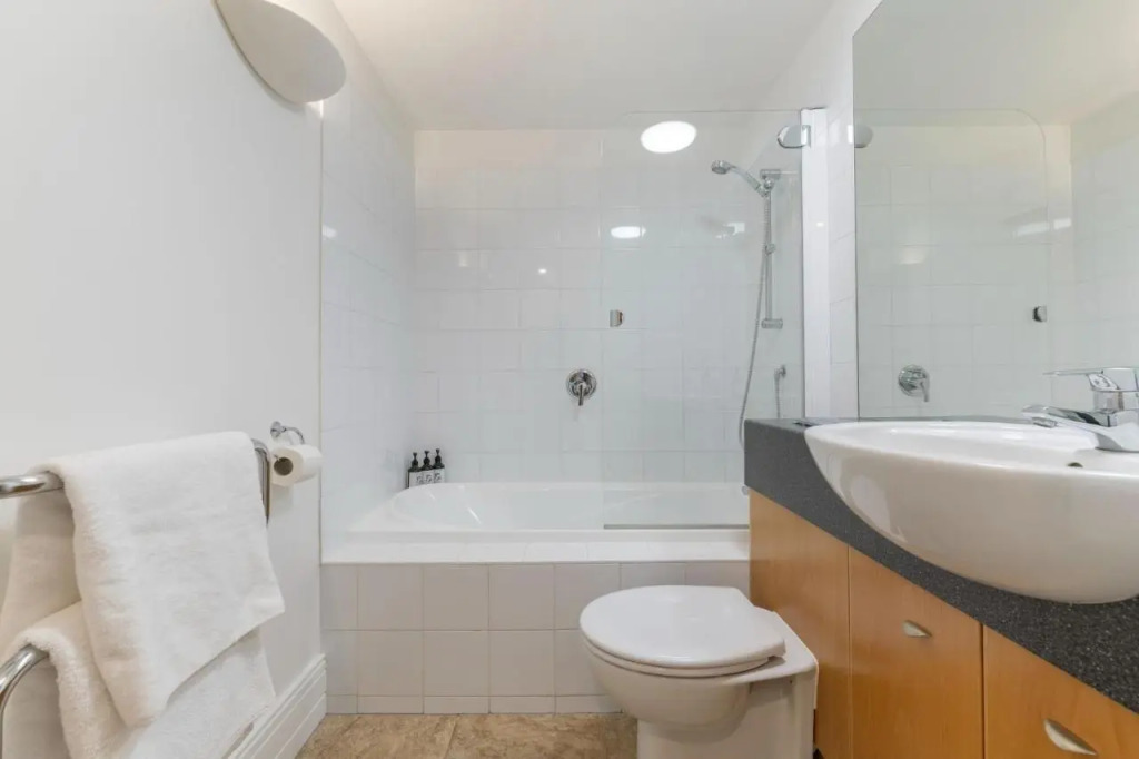 Отель Carrick 3 Walk to town with lake wiews, фото 9