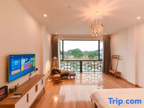 Standard Double room with lake view (full double bed)