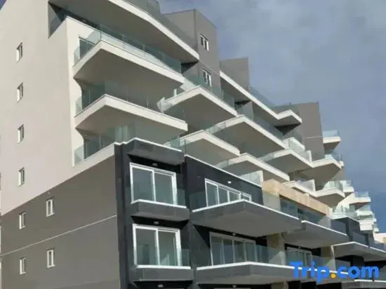 A52 - Apartment with Sea and Country Views