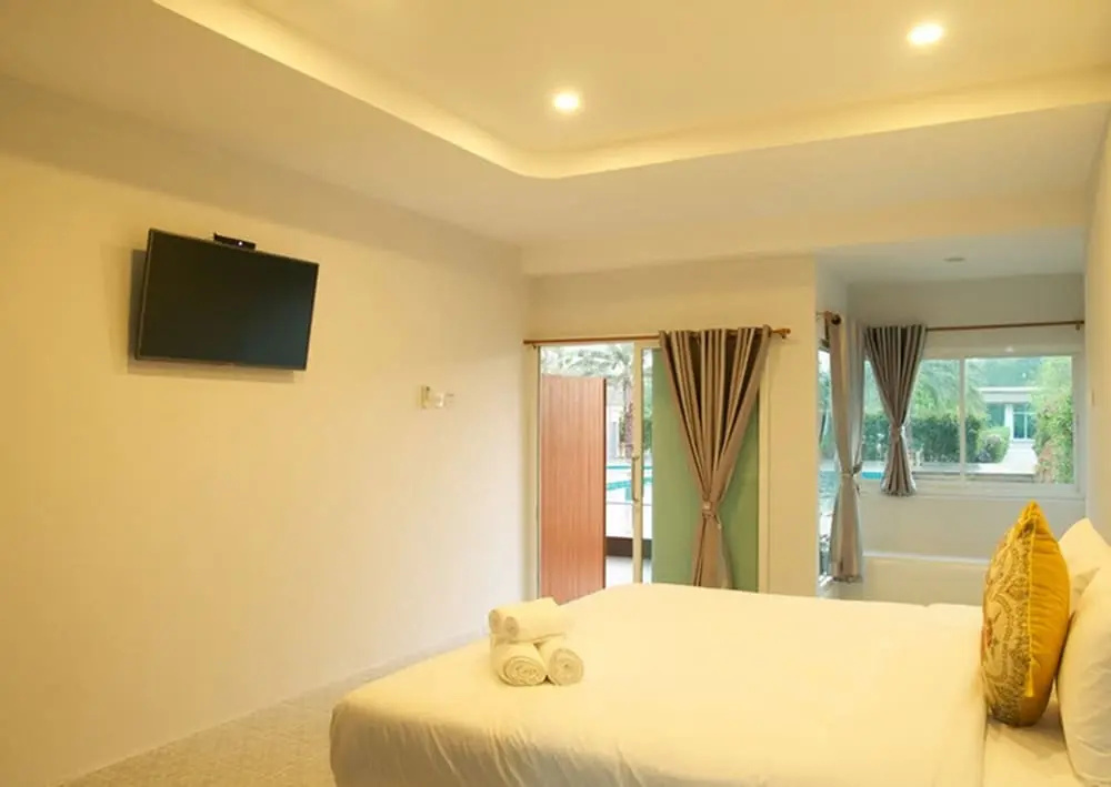 Standard room with pool view